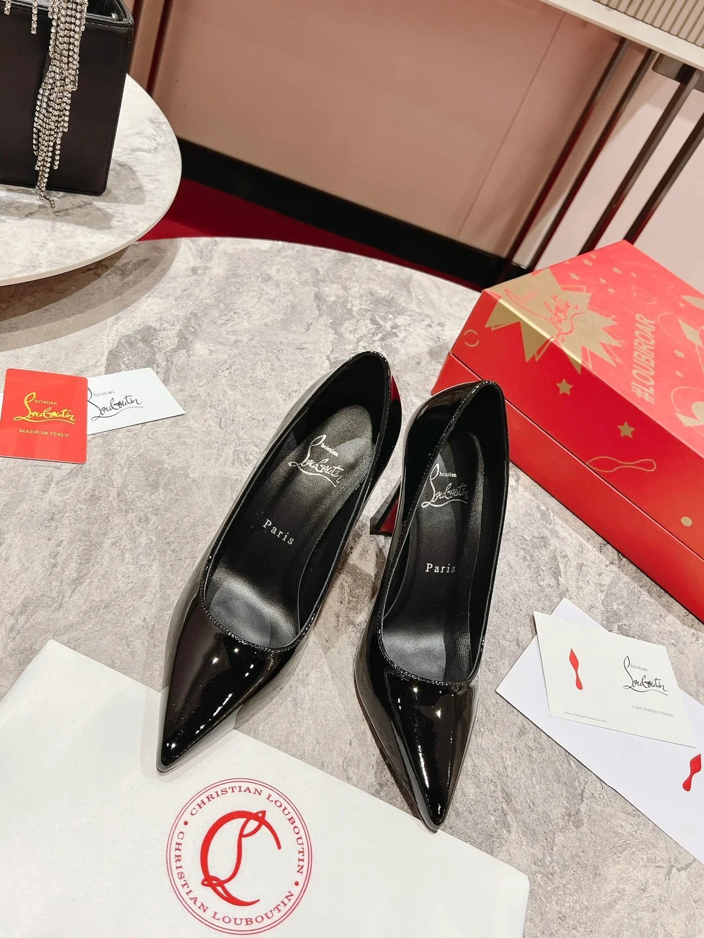 Black Pointed-Toe Pumpss